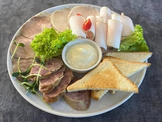 М'ясна нарізка з грінками