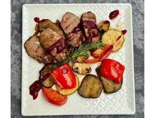 Телятина у винорозмариновому соусі