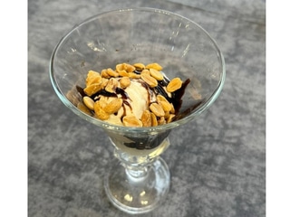 Морозиво з шоколадом і горіхами