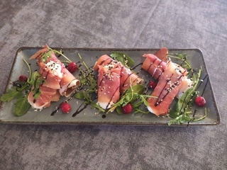 Рулетики з прошуто