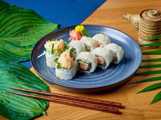 Sake tempura uramaki (8 sztuk)