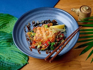 Łosoś w sosie teriyaki z warzywami
