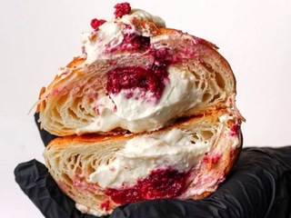 Croissant crema Lyche-rosa