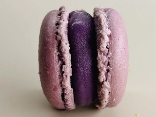 Macaron čierna ríbezľa