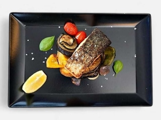 Grilovaný steak lososa s opečeným bramborem