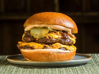 Topelt juustuburger