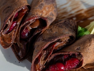 Шоколадні млинці з шоколадною пастою та вишнею кюлі