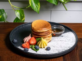 Панкейки з кленовим сиропом та ягодами