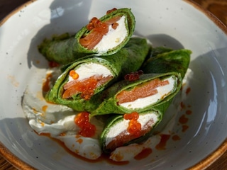 Шпинатні млинці з лососем та червоною ікрою