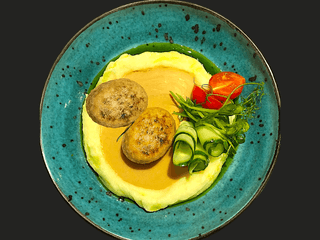 Purée z domowymi kotlecikami i sosem demi-glace