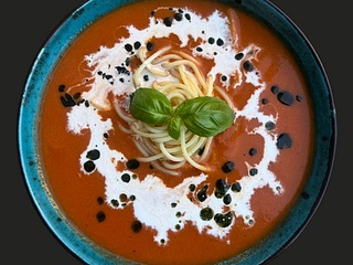Zupa pomidorowa ze spaghetti i koperkiem