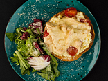 Jajecznica na brioche z kurczakiem