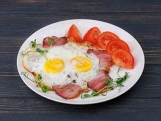 Яєшня з беконом