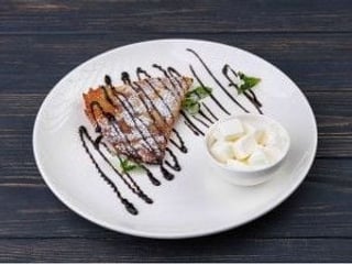 Млинець з яблуками і морозивом