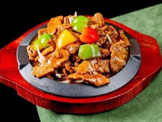 D2. Смажені шматочки яловичини з перцем