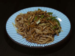 S6. Смажена локшина зі свининою та солодким перцем