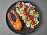 Green salad зі стейком лосося