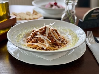 Domáce boloňské špagety z hovädzieho mäsa, parmezán