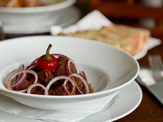 Pivný guláš z hovädzieho mäsa (chuck roll), červená cibuľka, domáca ciabatta