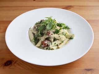 Makaron ze szpinakiem i suszonymi pomidrami w sosie śmietanowym z dodatkiem gorgonzoli