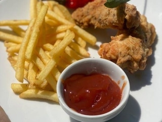 "Zestaw Kubusia Puchatka" (nugettsy z kurczaka z frytkami) 