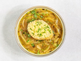 Zupa cebulowa z tymiankiem, grzankami i serem