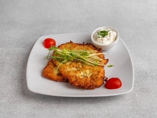 Placki ziemniaczane podawane z kwaśną śmietaną 