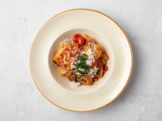 Pappardelle z szynką parmeńską, pomidorkami koktajlowymi i kozim serem