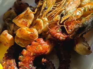 Асорті морепродуктів на грилі: восьминіг, бебі кальмари, креветки | Assorted grilled seafood: octopus, baby squid, shrimp