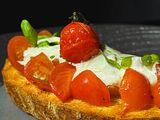 Брускета з томатами, страчателою та базиліком | Bruschetta with tomatoes, stracciatella and basil