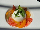 Бурата з кольоровими помідорами та зеленим базиликом | Burrata with cauliflower tomatoes and green basil