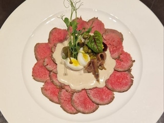 П'ємонтський вітело тонато з каперсами, анчоусами та перепелиним яйцем | Piedmont vitello tonato with capers, anchovies and quail egg