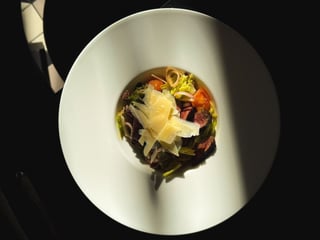 Теплий салат з яловичини та  пластівцями пармезану | Warm salad with beef and parmesan flakes