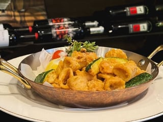 Бебі кальмари у фритюрі із смаженими цукіні та рожевим соусом | Deep-fried baby squid with fried zucchini and pink sauce