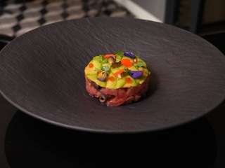 Тартар з тунця, з авокадо та червоною ікрою по-Середземноморськи  | Tuna tartare, with avocado and red caviar Mediterranean style 