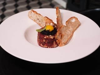 Тартар з яловичини з соусом білих грибів та чорним трюфелем | Veal tartare with porcini mushroom sauce and black truffle