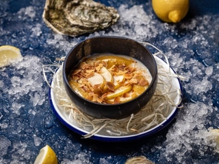 Вівсяна каша з горішками та родзинками