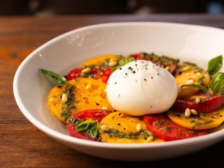 Салат з буратою та кольоровими томатами