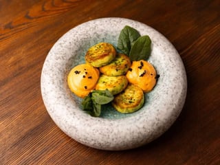 Сирники зі шпинатом та вяленими томатами