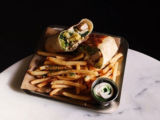 Chicken Wrap mit Pommes
