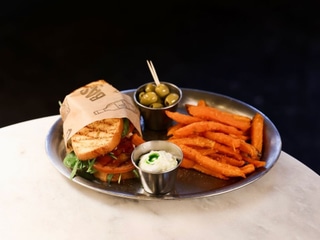 Vegetarisches Brioche-Sandwich mit Stracciatella & Grilltomaten 🍅🌱