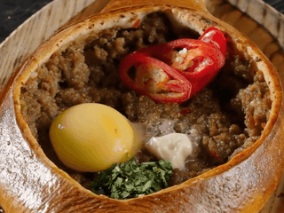 Хачапурі по-аджарски з м’ясом та перцем чилі 