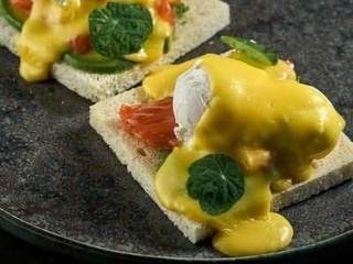 Яйця пашот з лососем і соусом голандес