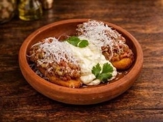 Тартар з ягня на чвіштарі з лимонним мусом