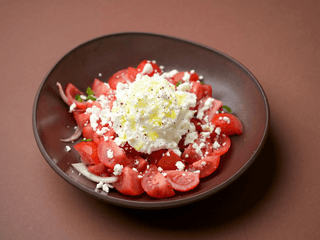 Paradajkový šalát s feta mousse