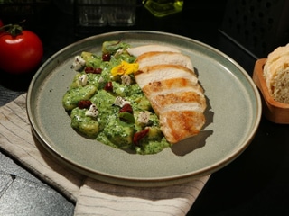 Куряче філе з вершково-шпинатними ньоками