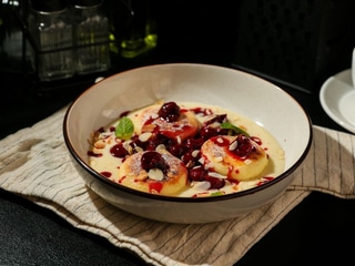 Сирники з заварним кремом та кавовою вишнею