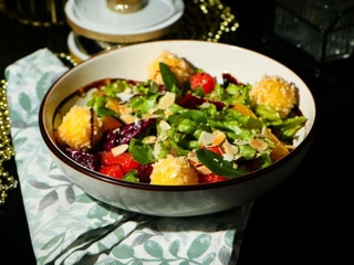 Салат з сирними крокетами, цитрусами та буряком