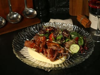 Яловичий язик умамі з картопляним пюре та міксом салату