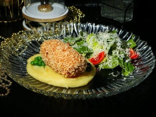 Котлета по-київськи з салатом Цезар